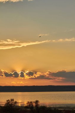 Deniz ve nehir üzerinde güzel bir gün batımı.