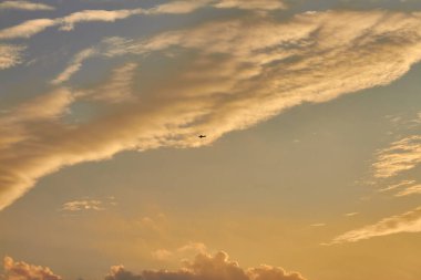 Deniz ve nehir üzerinde güzel bir gün batımı.