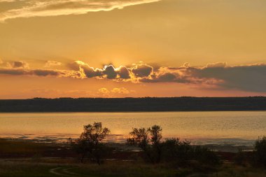 Deniz ve nehir üzerinde güzel bir gün batımı.