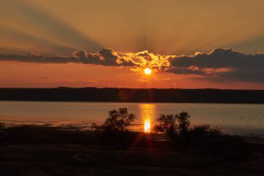 Deniz ve nehir üzerinde güzel bir gün batımı.