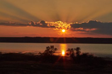 Deniz ve nehir üzerinde güzel bir gün batımı.