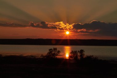 Deniz ve nehir üzerinde güzel bir gün batımı.