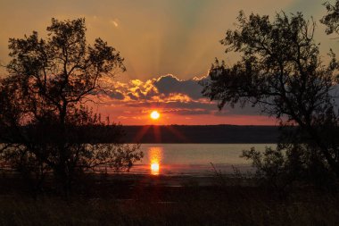 Deniz ve nehir üzerinde güzel bir gün batımı.