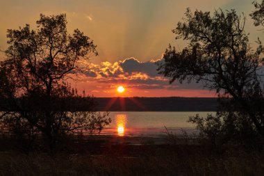 Deniz ve nehir üzerinde güzel bir gün batımı.