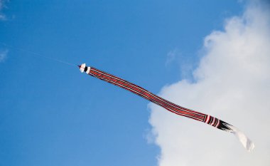 Uçurtma üzerinde mavi bulutlu gökyüzü olduğunu