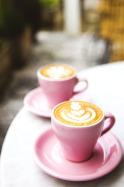 Sıcak latte mermer masa arka plan üzerinde kahve fincan