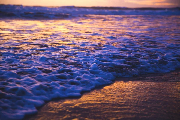 ดวงอาทิตย์ตกบนชายหาด . — ภาพถ่ายสต็อก