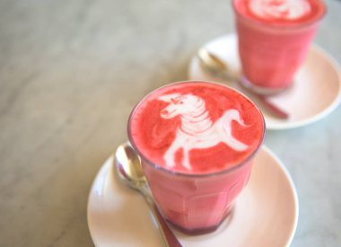 Mermer zemin üzerine kırmızı pancar latte