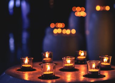 Spa bölgesinde üst üste mumlar