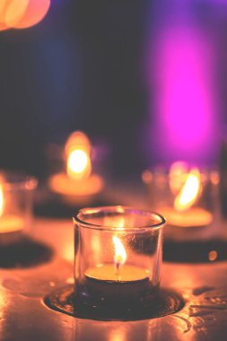 Spa bölgesinde üst üste mumlar