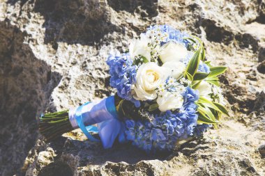 Gelin düğün bouque kumsalda değil
