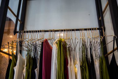 Moda giysiler mağazada asılı