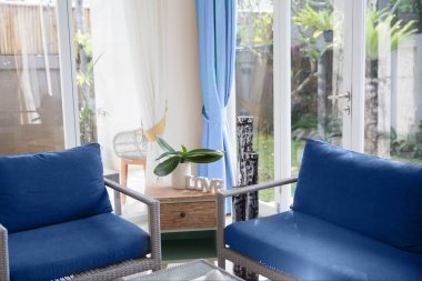 Minimalist İskandinav iç tasarım kanepe, tropik bitkiler ve sevgi işareti.