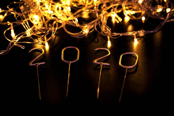 Πολυτελείς αφρώδεις αριθμοί 2020 με χρυσά φώτα σε μαύρο φόντο. — Φωτογραφία Αρχείου