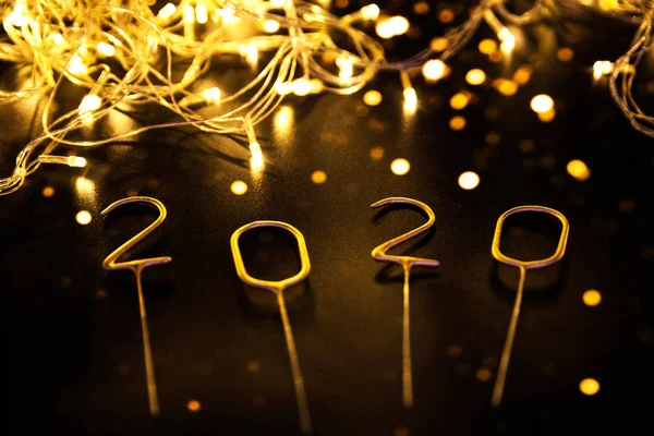 Πολυτελείς αφρώδεις αριθμοί 2020 με χρυσά φώτα σε μαύρο φόντο. — Φωτογραφία Αρχείου