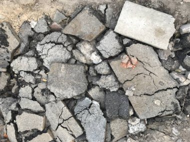 Gün ışığında gri asfalt parçaları yığını