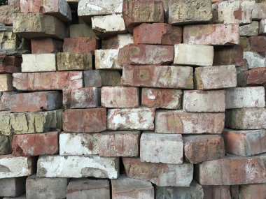 tuğlalı eski duvar