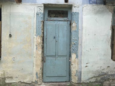 Eski pis binada kapı.