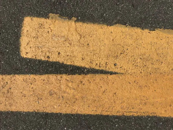 Gri Asfalt Yolda Sarı Çizgili Eski Boya Yakın Plan Fotoğraf — Stok fotoğraf