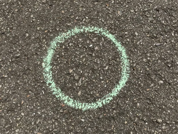 Symbole Bleu Dessiné Craie Sur Route Asphaltée Grise Gros Plan — Photo