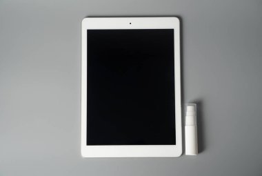 Tablet ve antiseptik. Çalışma alanının korunması ve dezenfekte edilmesi.