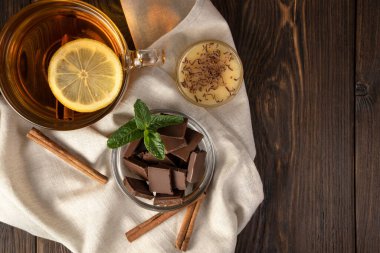 Şeffaf bardakta kokulu siyah çay, nane, tarçın ve bal.