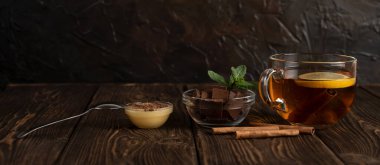 Limonlu, sütlü, naneli ve ballı bir fincan kokulu çay..