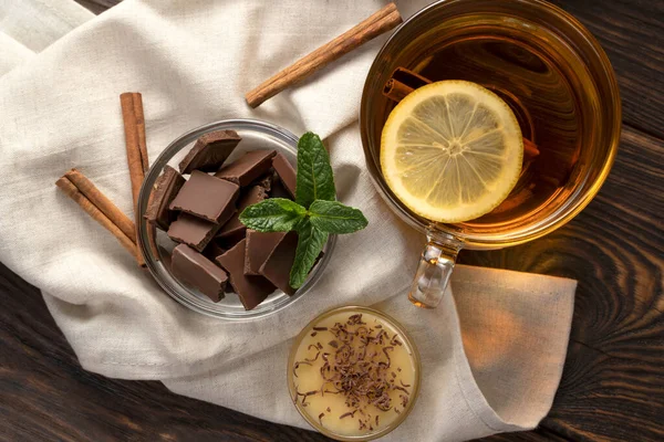 Copo transparente com chá preto perfumado, hortelã e canela e mel . — Fotografia de Stock