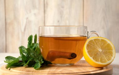 Şeffaf çay, nane ve tarçın kokulu fincan..