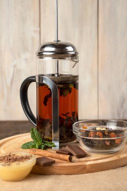 Fransız presi, mis kokulu çay ve bal.