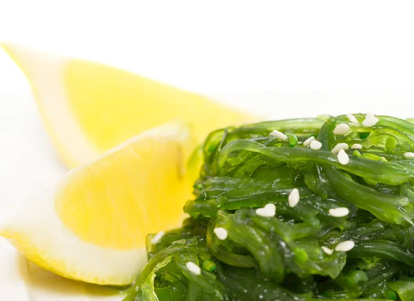 Салат из морских водорослей (чука) под соевым соусом и кунжутным маслом декор — стоковое фото