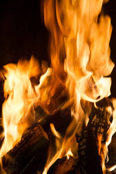 şömine odun yanan ve parlayan parçaları