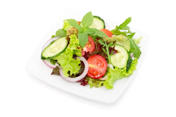 Salada de legumes frescos isolada em branco — Fotografia de Stock