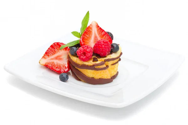 beyaz izole mini meyveli kek