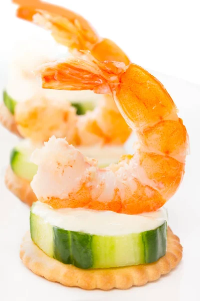 Karides meze. Wasabi mayonez karides salatalık üzerinde ısırmak