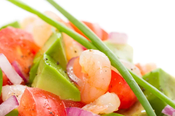 Salada de camarão fresco com abacate e tomates de perto — Fotografia de Stock