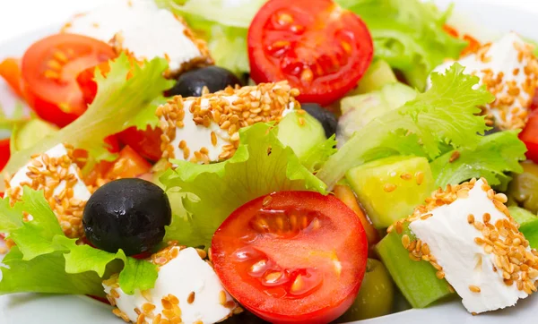 Řecký salát - sýr Feta, olivy a zelenina zblízka Stock Obrázky