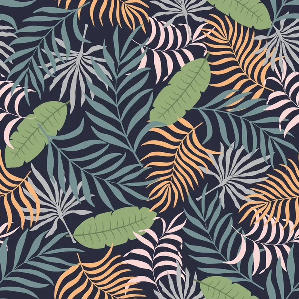 Fondo tropical con hojas de palma. Patrón floral sin costuras — Vector de stock