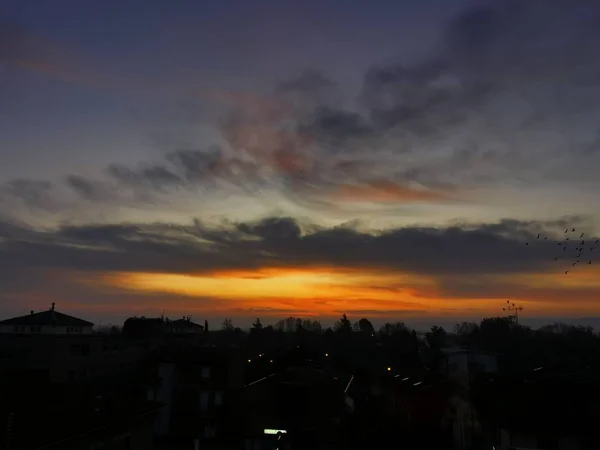 En solnedgång i bakgrunden bibbiano reggio emilia — Stockfoto