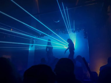 Karanlık ve dumanlı odada dansçı olan gerçek bir disko ışığı.