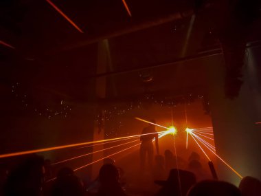 Karanlık ve dumanlı odada dansçı olan gerçek bir disko ışığı.