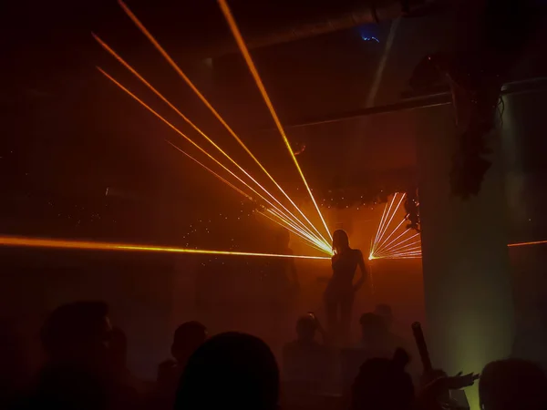 Karanlık ve dumanlı odada dansçı olan gerçek bir disko ışığı. — Stok fotoğraf