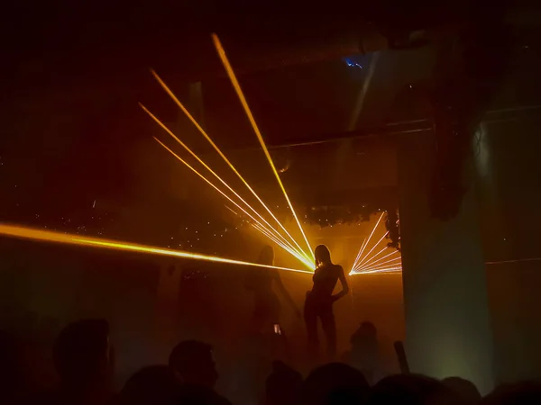Riktigt disco ljus med dansare i mörkt och rökigt rum — Stockfoto