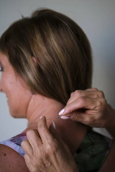 Madre ayudando hija casarse para conformarse vestida para la boda — Foto de Stock