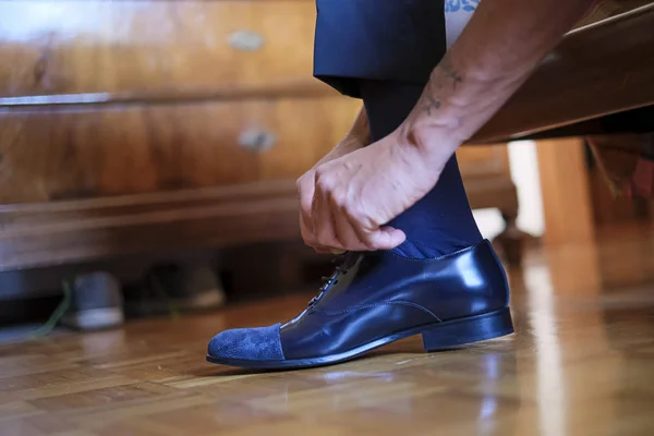 新郎は彼の結婚式のために靴を結び — ストック写真