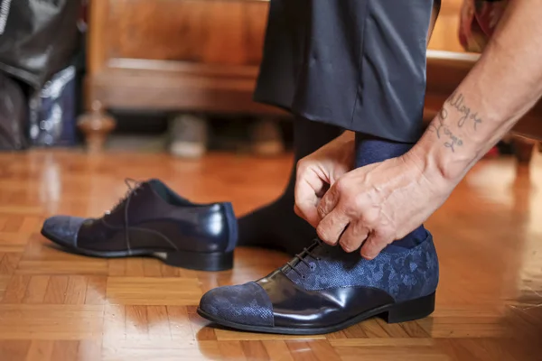 新郎は彼の結婚式のために靴を結び — ストック写真