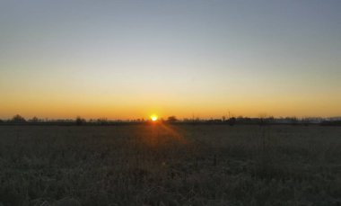 Gün batımının önünde bir işaret