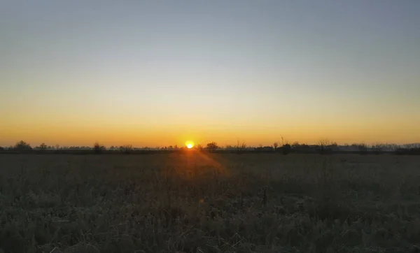 Une pancarte devant un coucher de soleil — Photo