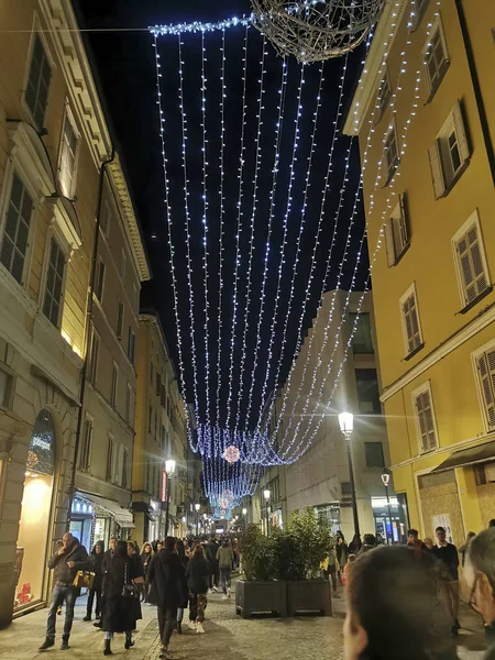 En grupp människor som går på en stadsgata parma — Stockfoto