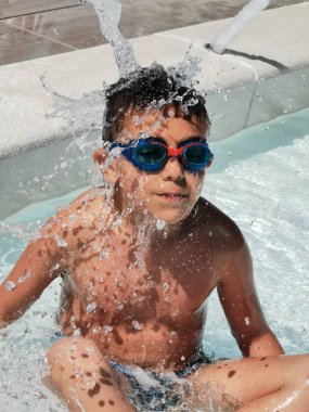 Riccione rimini italy 'de deniz kenarında güzel bir çocuk.